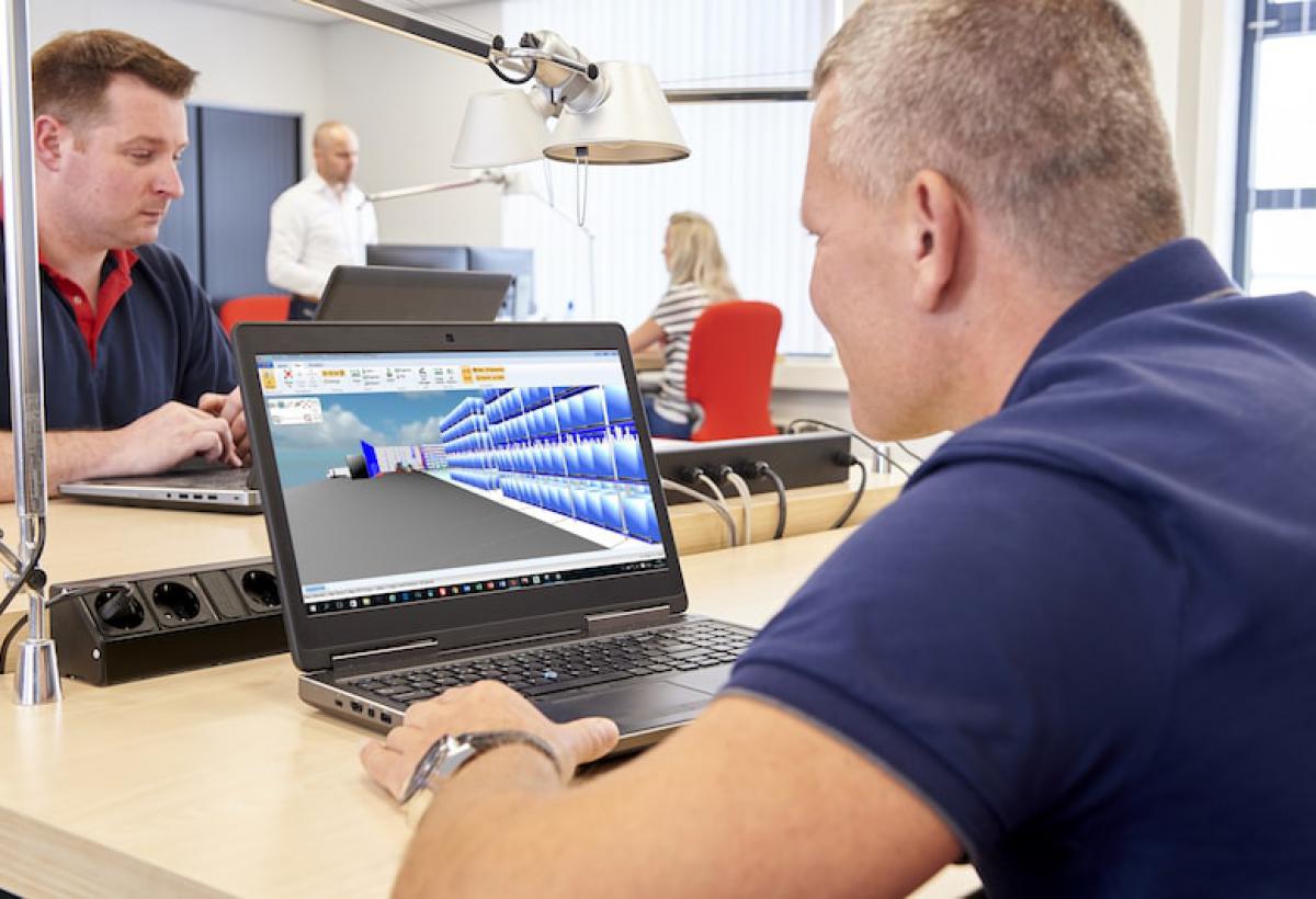 Harm Keultjes maakt een 3D ontwerp van een magazijn. 