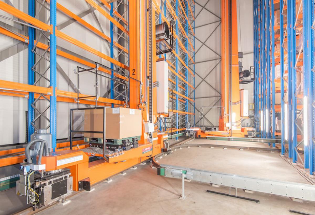 Magazijnkraan bij Hamat.