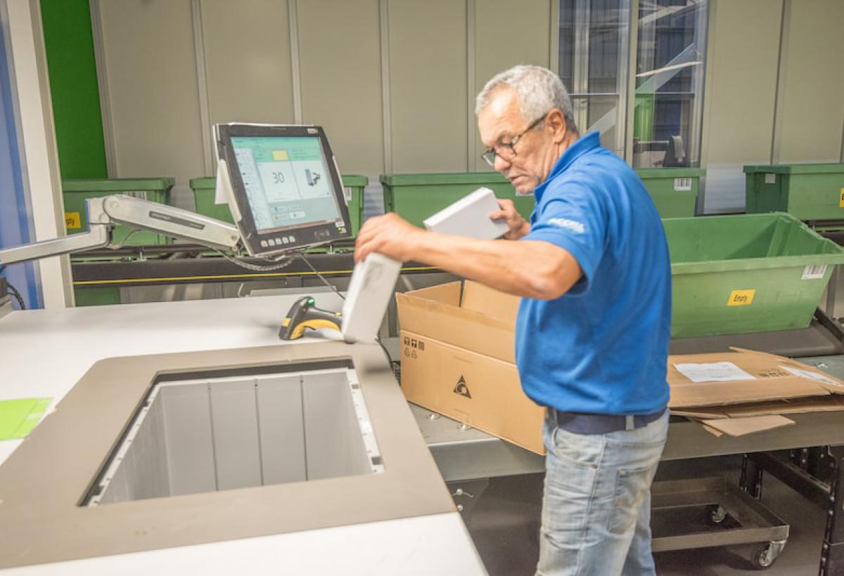 Een pickingstation bij Juncker Bike Parts in Apeldoorn.