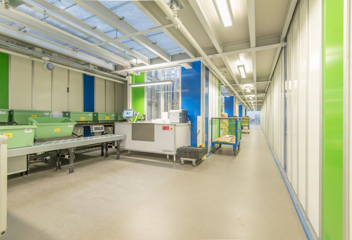 AutoStore picking station bij Juncker Bike Parts in Apeldoorn. 