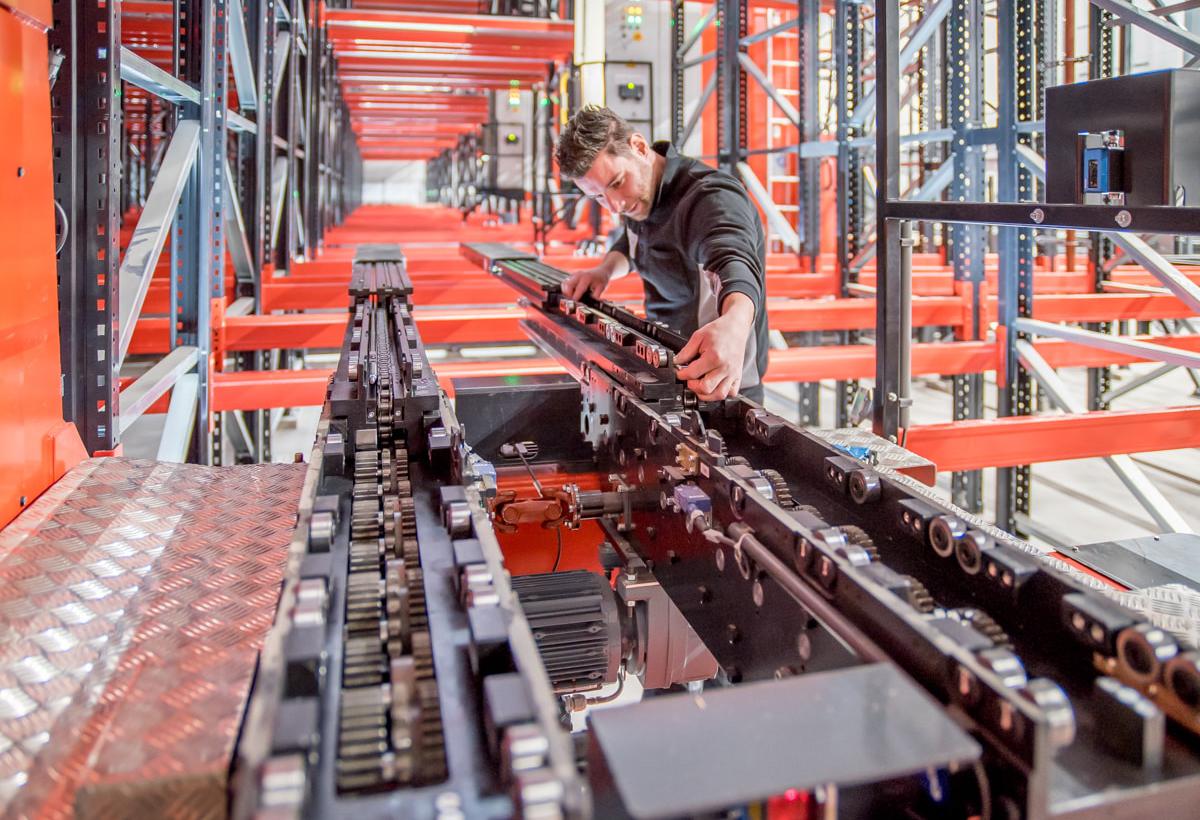 Specialist bij kraan.