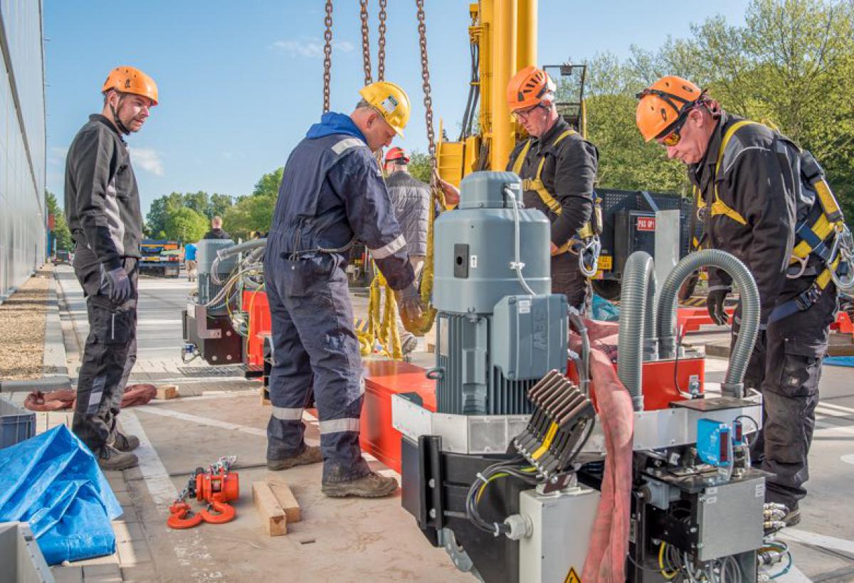 Lalesse Logistic Solutions monteurs installeren kraan bij B&S in Dordrecht.