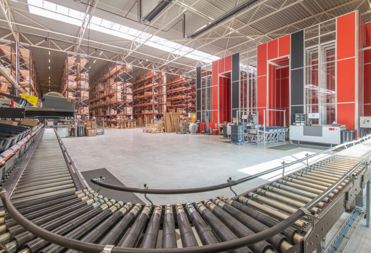 Magazijn Beijer Ref met transportbanen. 