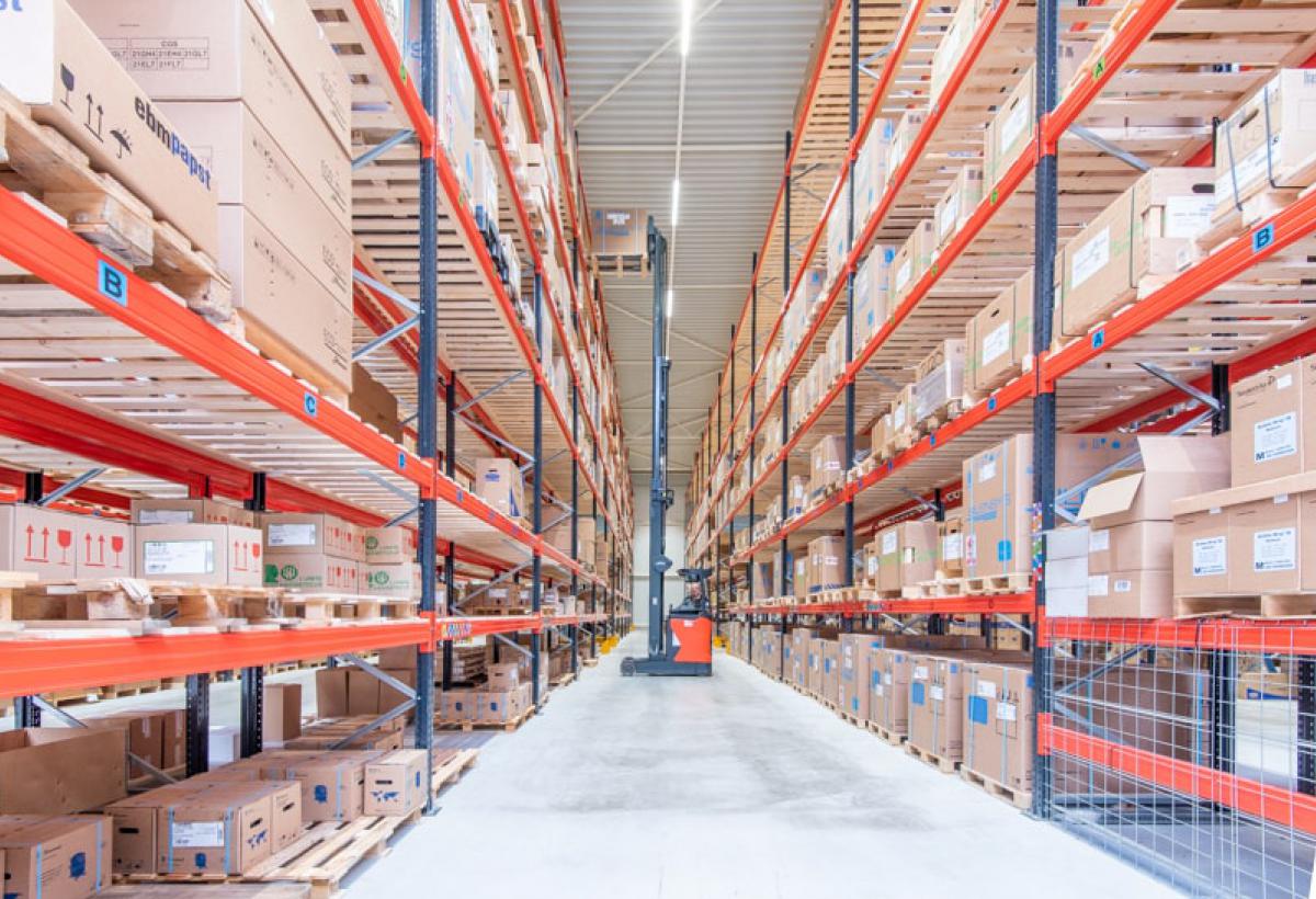 Palletmagazijn met heftruck. 