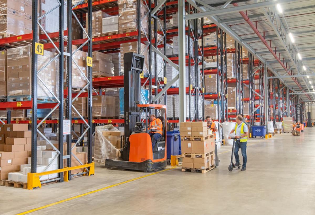 Heftruck in het warehouse van Bunzl.