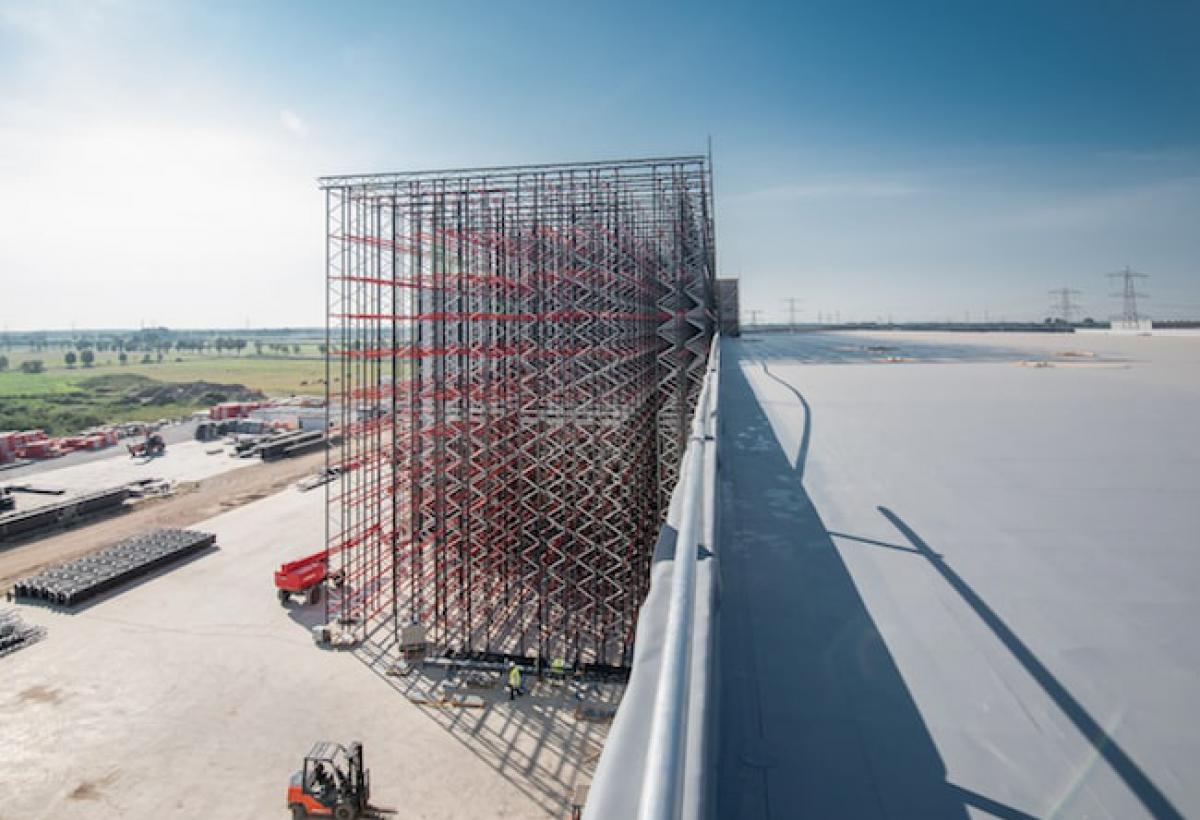 Stellingen in aanbouw bij het Euroma magazijn in Zwolle. 