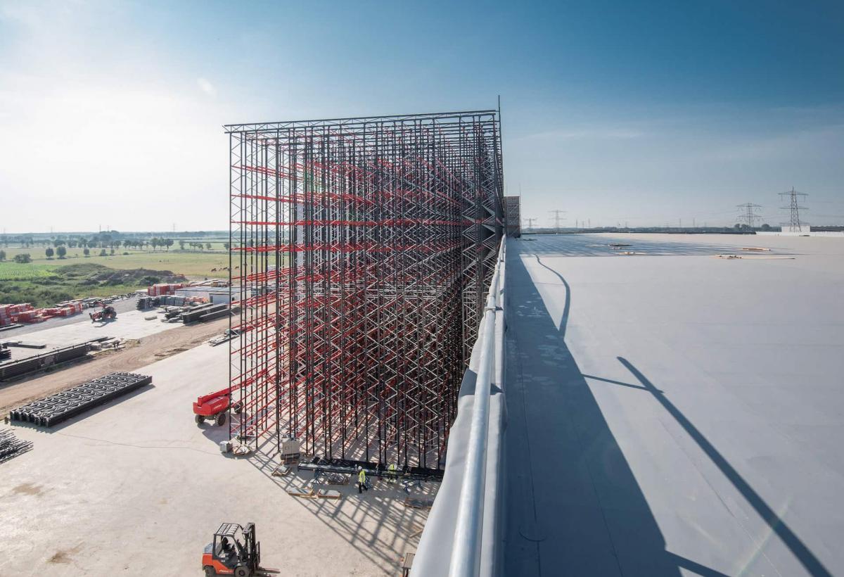 De stellingen in opbouw op de nieuwe productielocatie van Euroma.