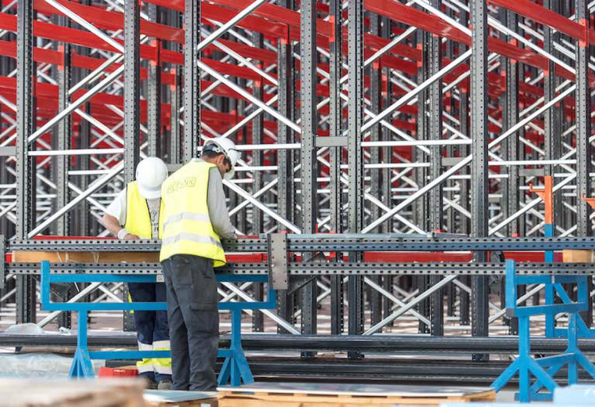 Lalesse Logistic Solutions monteurs werken aan stellingen.