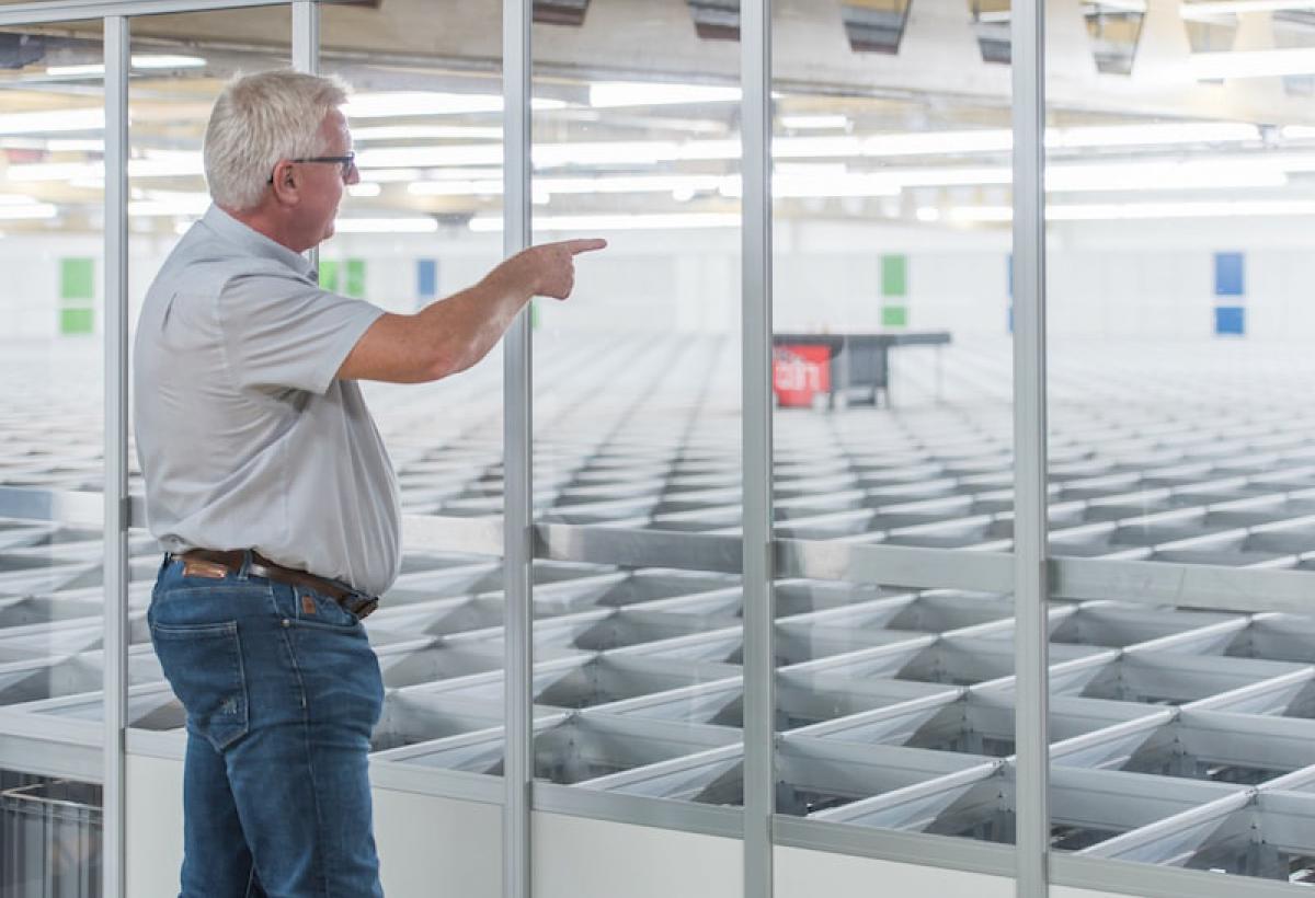 Manager Operations Michiel Harmsen bij het AutoStore systeem. 