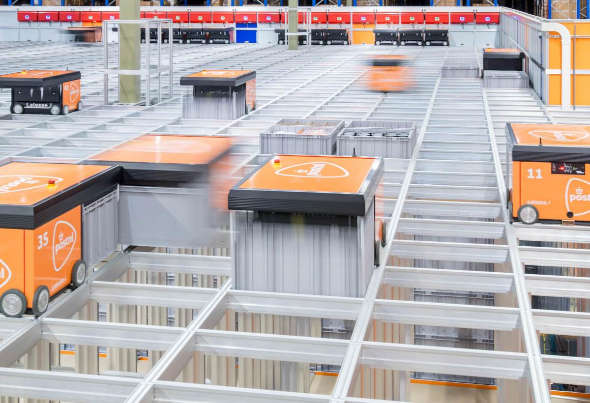 Robots op het AutoStore grid bij PostNL. 