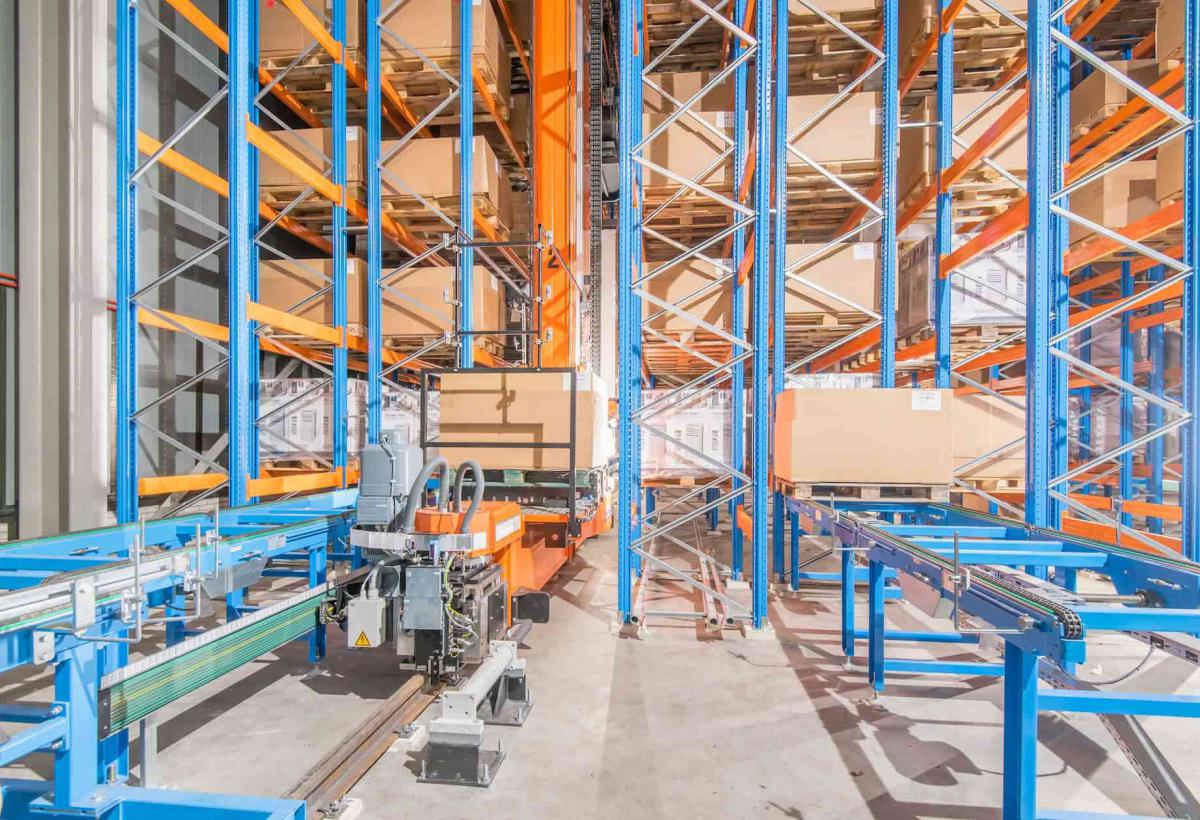 Magazijnstellingen met Lalesse magazijnkraan bij Hamat in Genemuiden.