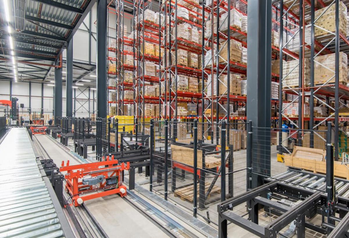 Kranenmagazijn en transportsysteem. 