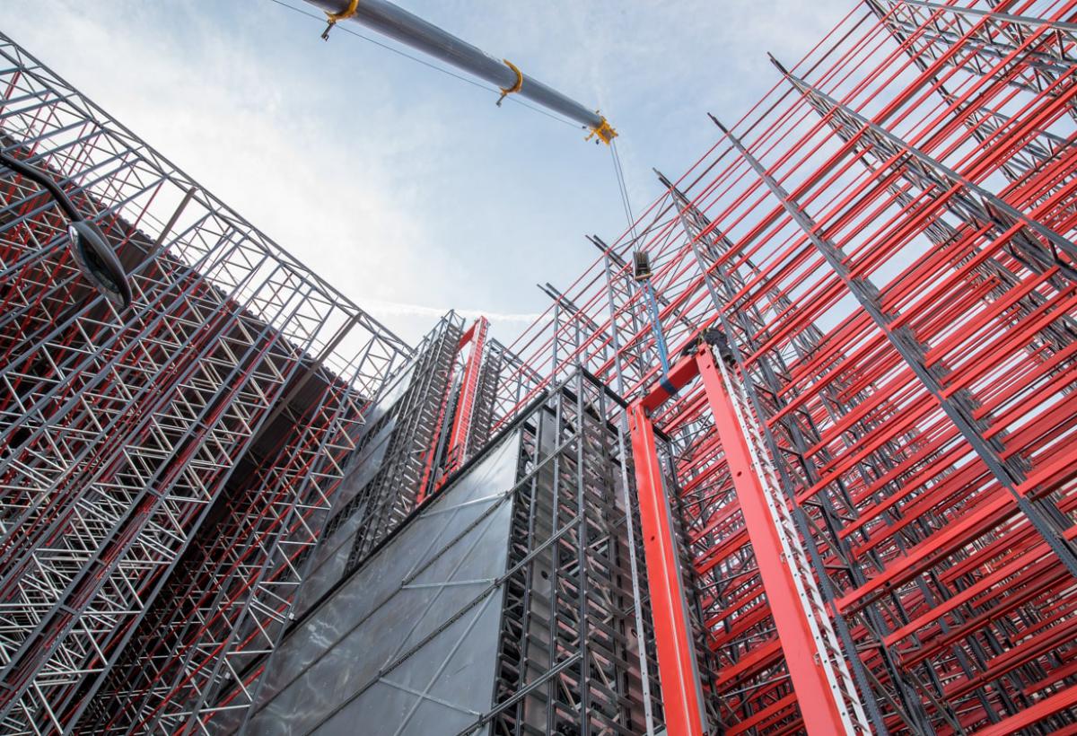 Lalesse miniload wordt ingehesen in magazijn. 