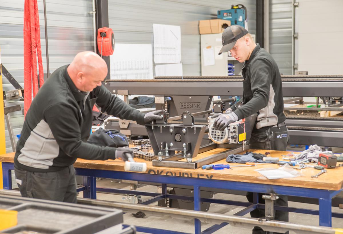 De specialisten van Lalesse Logistic Solutions bij rollenbaan. 