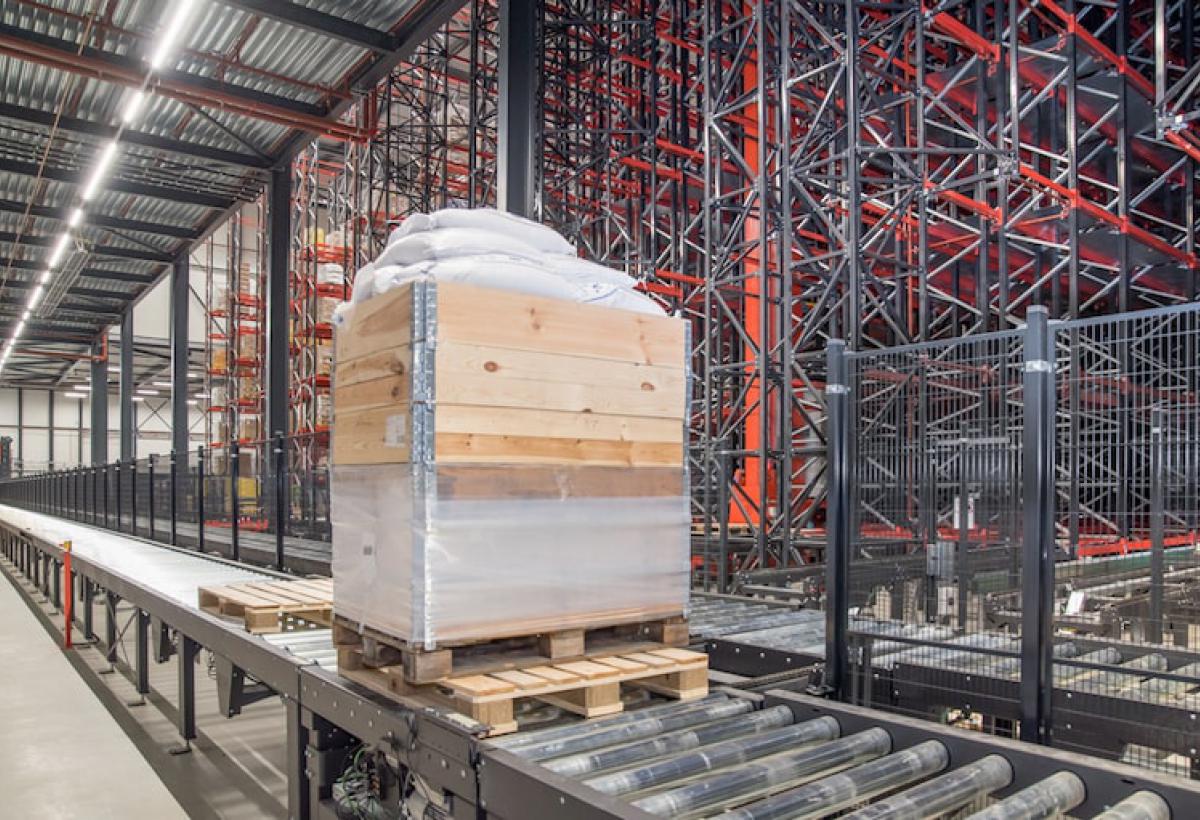 Pallets verplaatsen zich via het transportsysteem van Lalesse