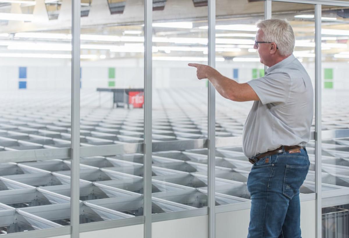 Tevreden klant bij zijn AutoStore systeem.