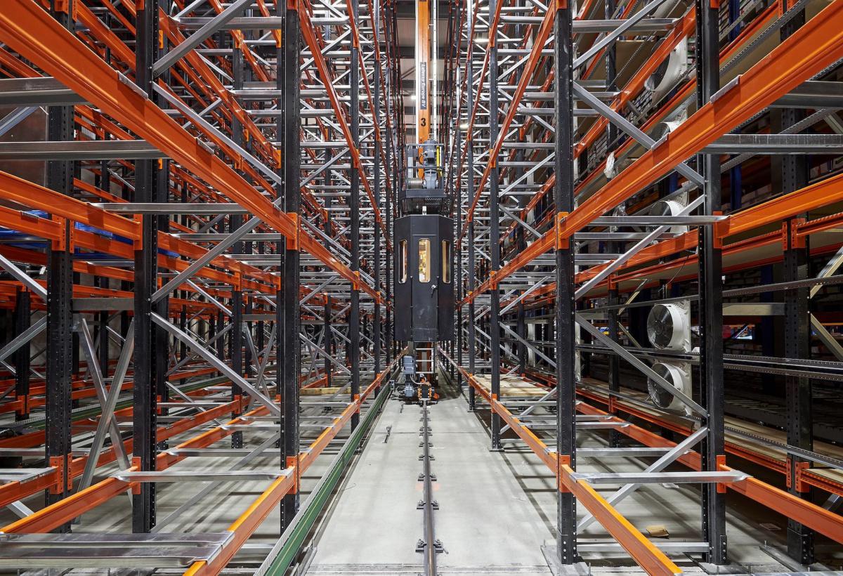 De magazijnstellingen bij Grolleman Coldstore in Apeldoorn. 