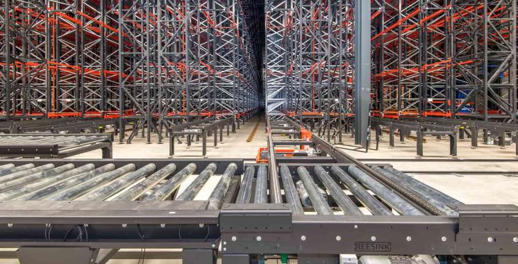 Magazijnstellingen en transportbanen gerealiseerd door Reesink Logistic Solutions.