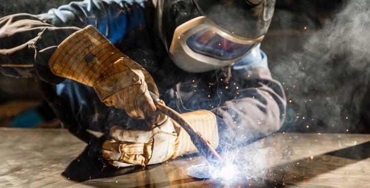 Medewerker last een onderdeel van een kraan. 