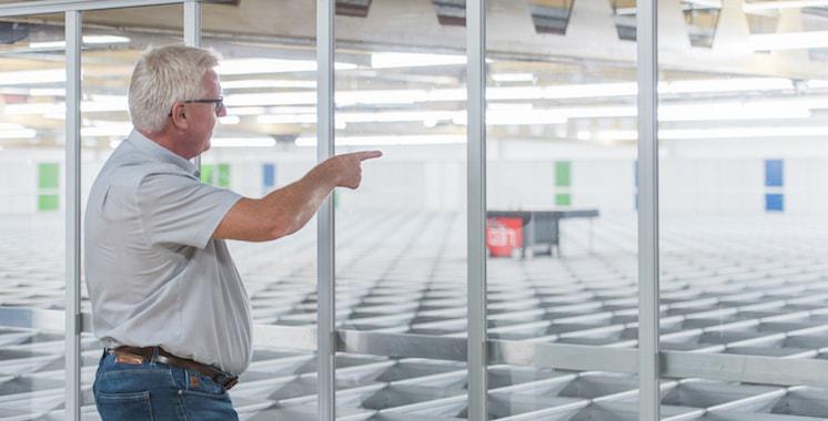 Michiel Harmsen, Manager Operations bij Juncker Bike Parts, bij het AutoStore systeem.