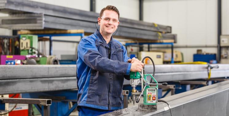 Medewerker Lalesse werkt aan magazijnkraan. 