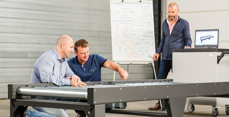 De warehouse specialisten van Reesink Logistic Solutions bij de eigen ontworpen transportbaan.