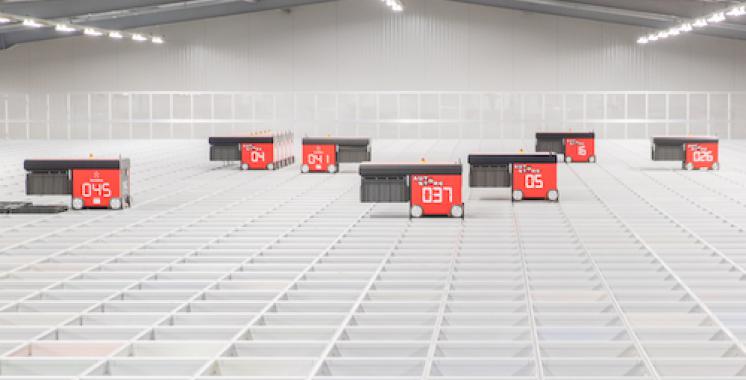 Robots van het AutoStore systeem bij HTG.